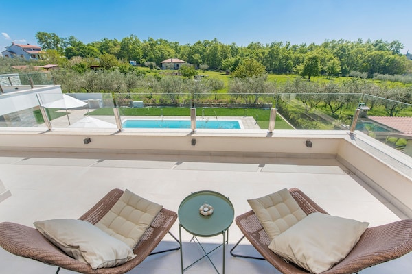 Foto van Villa in Novigrad met zwembad en zeezicht - Vakantiehuis in Novigrad - ViewSummer