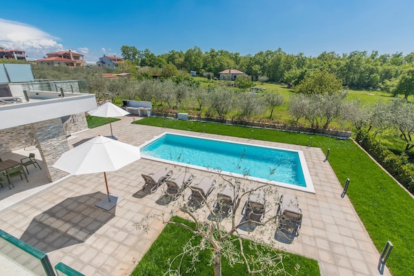 Foto van Villa in Novigrad met zwembad en zeezicht - Vakantiehuis in Novigrad - ViewSummer