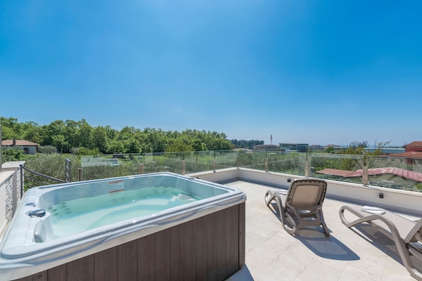 Foto van Villa in Novigrad met zwembad en zeezicht - Vakantiehuis in Novigrad - Wellness