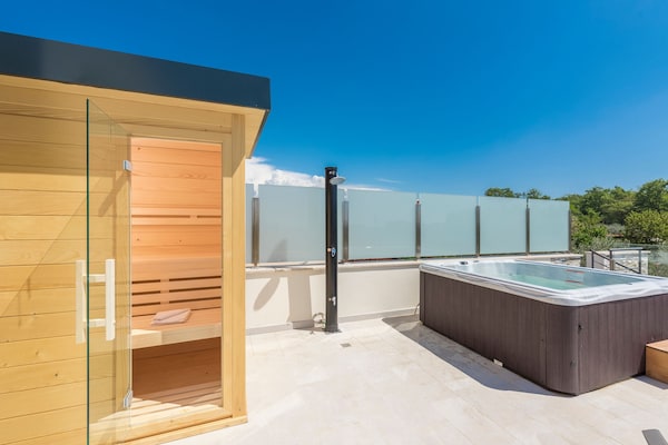 Foto van Villa in Novigrad met zwembad en zeezicht - Vakantiehuis in Novigrad - Wellness