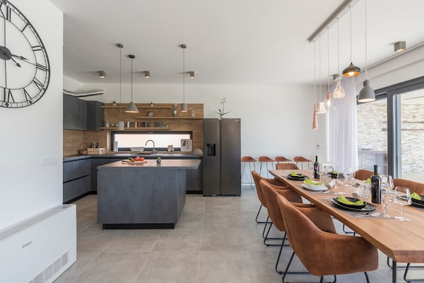 Foto van Villa in Novigrad met zwembad en zeezicht - Vakantiehuis in Novigrad - DiningRoom