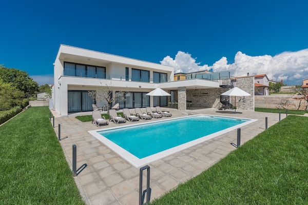Foto van Villa in Novigrad met zwembad en zeezicht - Vakantiehuis in Novigrad - ExteriorSummer