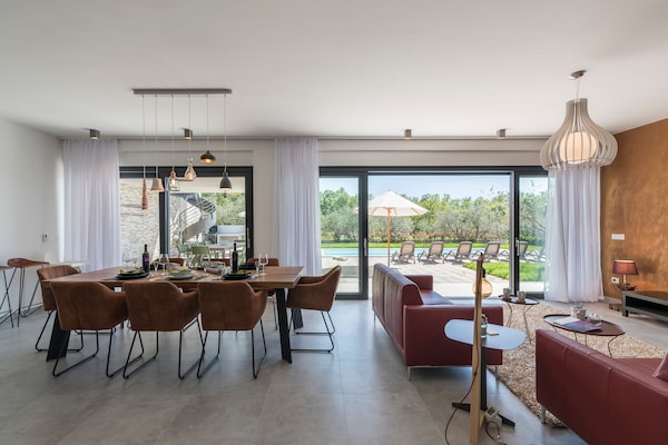 Foto van Villa in Novigrad met zwembad en zeezicht - Vakantiehuis in Novigrad - LivingRoom