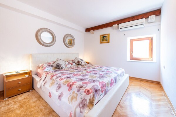 Foto van Villa Mia -Three-Bedroom Villa with Swimming Pool - Vakantiehuis in Trsteno - BedRoom