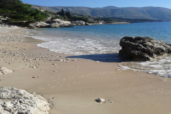 Foto van Guest House Villa Nina- Comfort Triple Room with Balcony and Sea View (S1 - crvena) - Ambiance