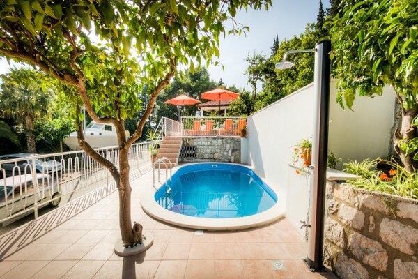 Foto van Guest House Villa Nina- Comfort Triple Room with Balcony and Sea View (S1 - crvena) - Pool