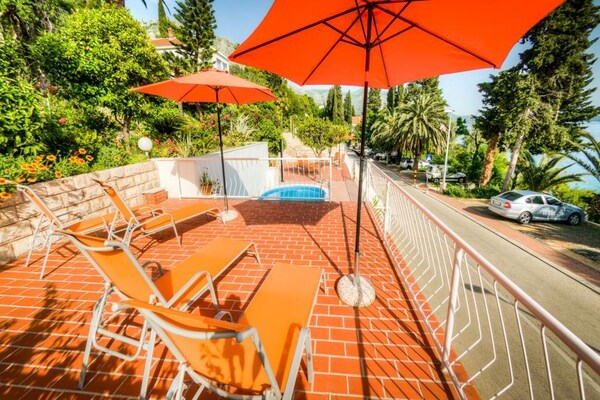 Foto van Guest House Villa Nina- Comfort Triple Room with Balcony and Sea View (S1 - crvena) - terrace