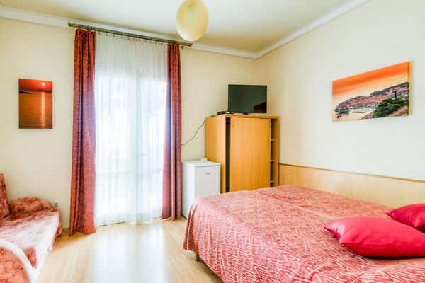 Foto van Guest House Villa Nina- Comfort Triple Room with Balcony and Sea View (S1 - crvena) - LivingRoom