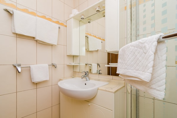 Foto van Hotel Pansion Villa Antonio - Standard Double Room 5 - BathRoom