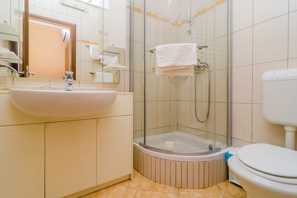 Foto van Hotel Pansion Villa Antonio - Standard Double Room 5 - BathRoom