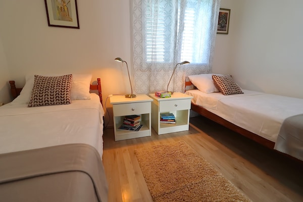 Foto van Villa Lavanda Korčula - Five Bedroom Villa with Pool and Sea View - BedRoom