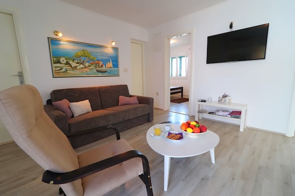 Foto van Villa Lavanda Korčula - Five Bedroom Villa with Pool and Sea View - LivingRoom