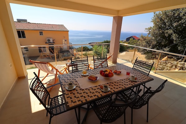 Foto van Villa Lavanda Korčula - Five Bedroom Villa with Pool and Sea View - terrace