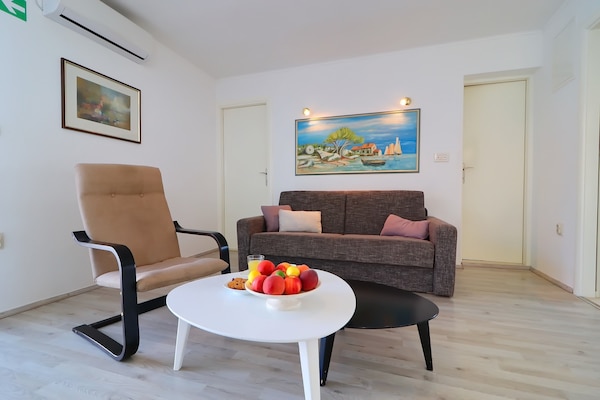 Foto van Villa Lavanda Korčula - Five Bedroom Villa with Pool and Sea View - LivingRoom