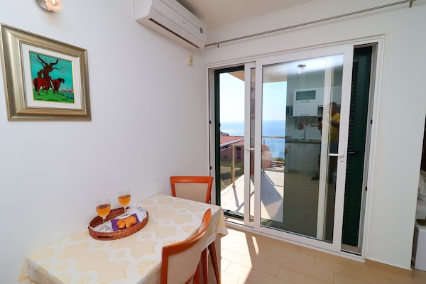 Foto van Villa Lavanda Korčula - Five Bedroom Villa with Pool and Sea View - DiningRoom