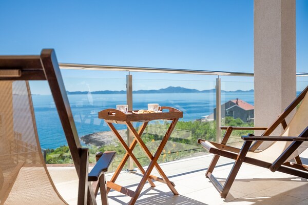 Foto van Villa Lavanda Korčula - Five Bedroom Villa with Pool and Sea View - TerraceBalcony
