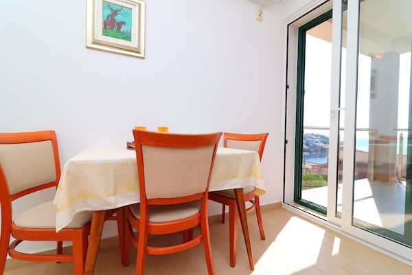 Foto van Villa Lavanda Korčula - Five Bedroom Villa with Pool and Sea View - DiningRoom