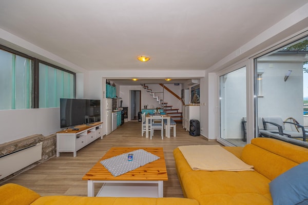 Foto van Vakantiehuis met zwembad in Klenovica - Vakantiehuis in Klenovica - LivingRoom