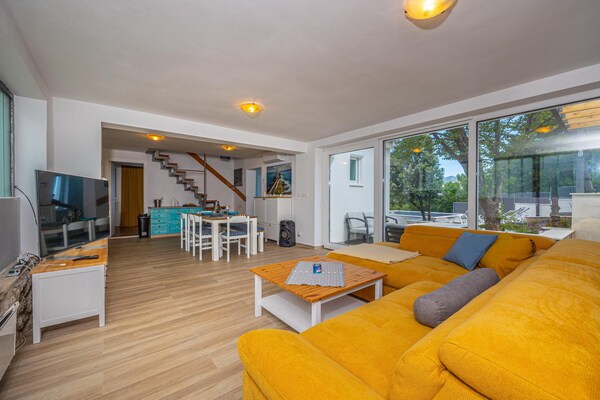 Foto van Vakantiehuis met zwembad in Klenovica - Vakantiehuis in Klenovica - LivingRoom