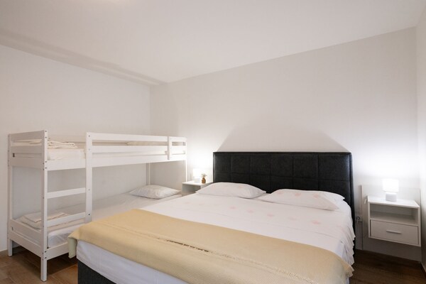 Foto van House Rose with Garden and Pool - Three Bedroom House - BedRoom