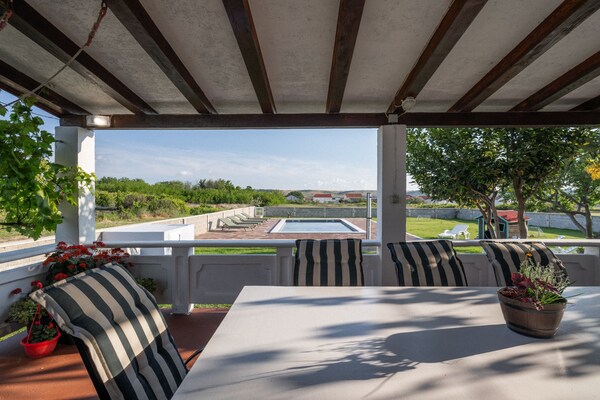 Foto van House Rose with Garden and Pool - Three Bedroom House - Outdoor