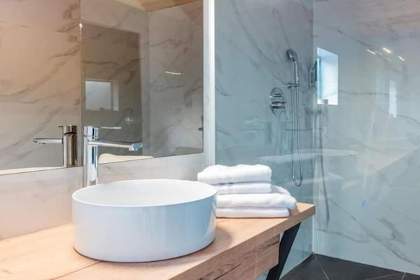 Foto van Halicanum Glamping Peaceful Retreat Resort 2 - Vakantiehuis in Sveti Martin na Muri - BathRoom