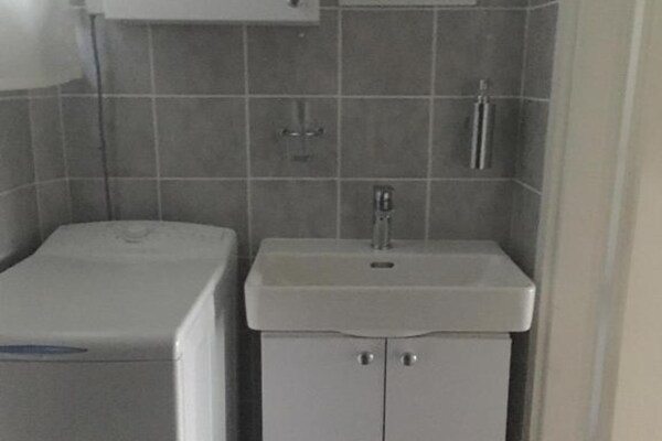 Foto van Beach House - 2m from beach - Three Bedroom House - Vakantiehuis in Starigrad-Paklenica - BathRoom