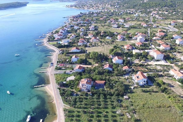 Foto van Rab Diving Mirko - One Bedroom Apartment with Sea View (3A) - Outdoor