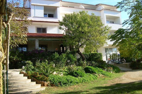 Foto van Rab Diving Mirko - One Bedroom Apartment with Sea View (3A) - Outdoor