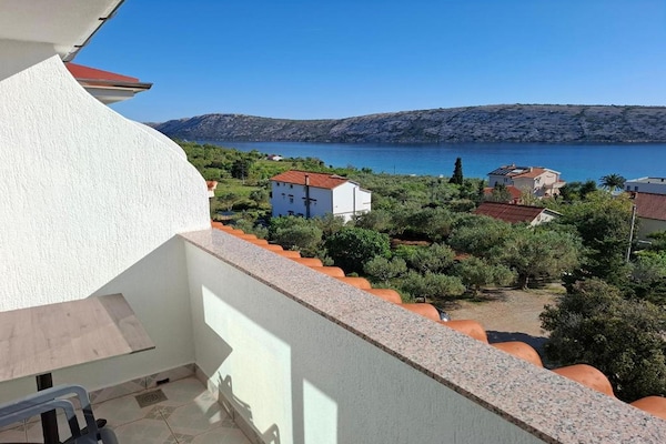 Foto van Rab Diving Mirko - One Bedroom Apartment with Sea View (3A) - TerraceBalcony