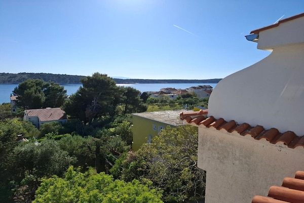 Foto van Rab Diving Mirko - One Bedroom Apartment with Sea View (3A) - TerraceBalcony