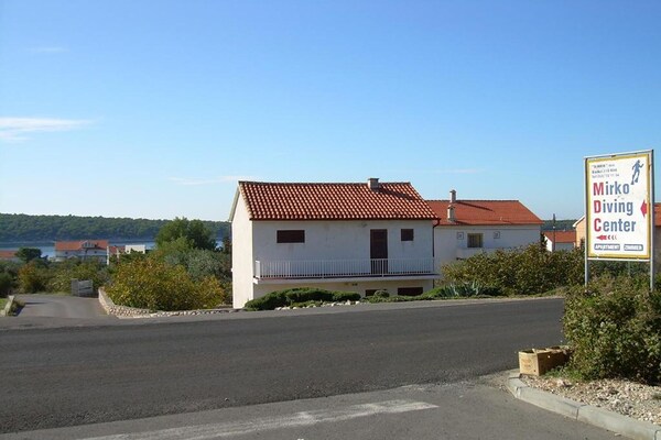 Foto van Rab Diving Mirko - One Bedroom Apartment with Sea View (5) - Outdoor
