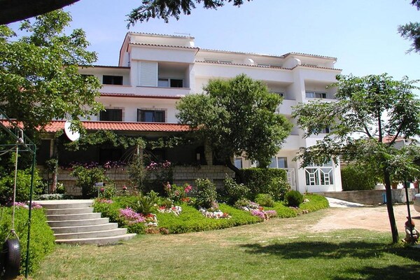 Foto van Rab Diving Mirko - One Bedroom Apartment with Sea View (5) - Outdoor