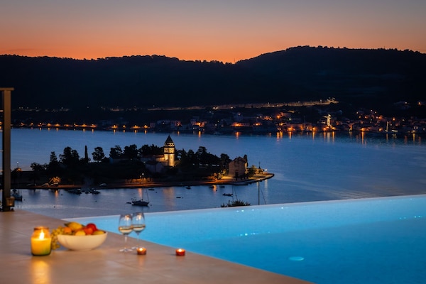Foto van Breathtaking Villa Vis Five Bedroom Villa with the Pool - View