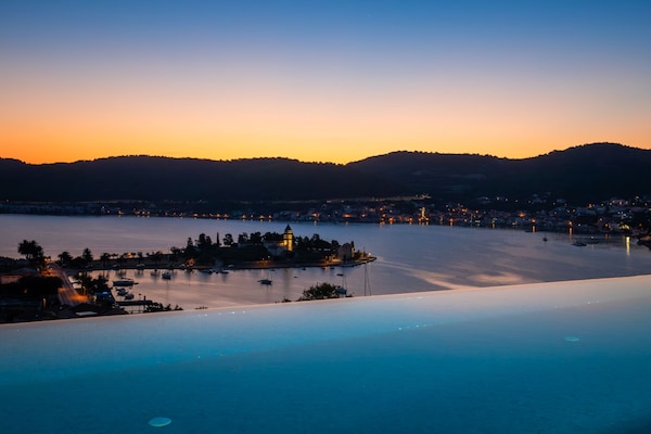 Foto van Breathtaking Villa Vis Five Bedroom Villa with the Pool - View