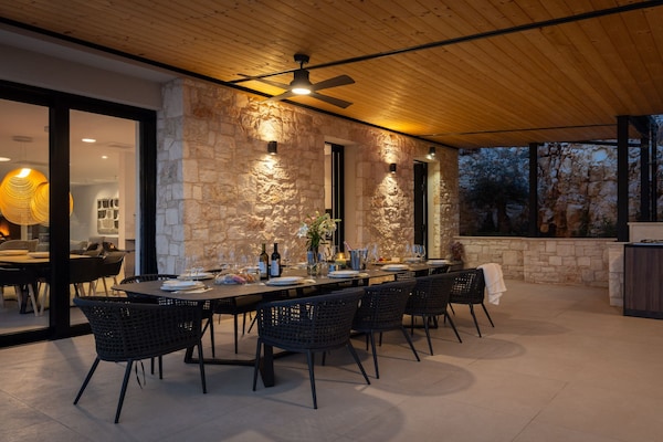 Foto van Breathtaking Villa Vis Five Bedroom Villa with the Pool - DiningRoom