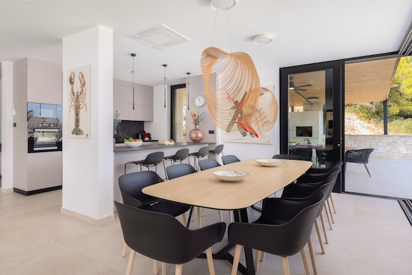 Foto van Breathtaking Villa Vis Five Bedroom Villa with the Pool - DiningRoom