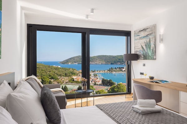 Foto van Breathtaking Villa Vis Five Bedroom Villa with the Pool - BedRoom