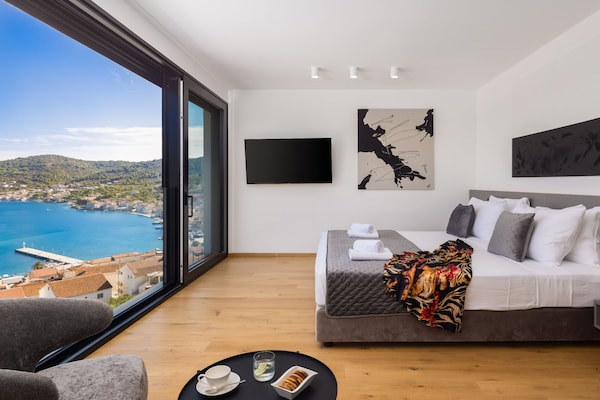 Foto van Breathtaking Villa Vis Five Bedroom Villa with the Pool - BedRoom