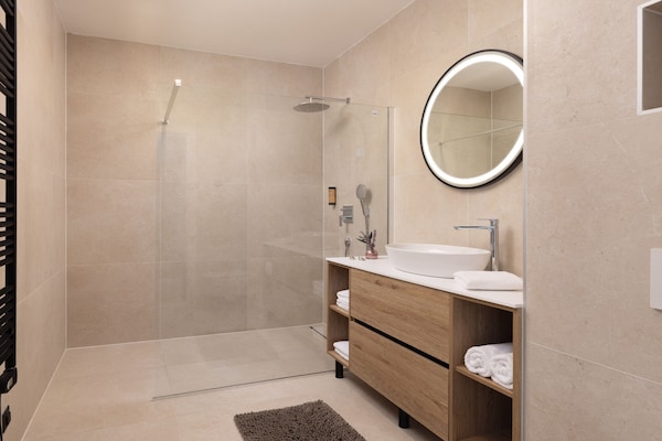 Foto van Breathtaking Villa Vis Five Bedroom Villa with the Pool - BathRoom