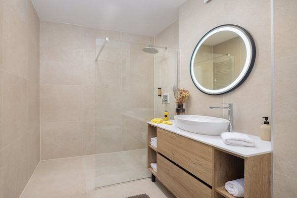 Foto van Breathtaking Villa Vis Five Bedroom Villa with the Pool - BathRoom