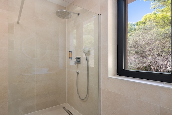 Foto van Breathtaking Villa Vis Five Bedroom Villa with the Pool - BathRoom
