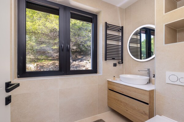 Foto van Breathtaking Villa Vis Five Bedroom Villa with the Pool - BathRoom