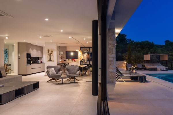 Foto van Breathtaking Villa Vis Five Bedroom Villa with the Pool - Facilities