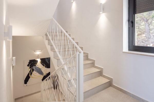 Foto van Breathtaking Villa Vis Five Bedroom Villa with the Pool - Stairs
