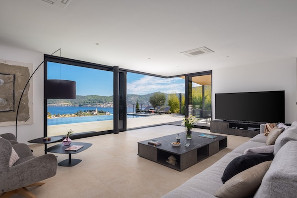 Foto van Breathtaking Villa Vis Five Bedroom Villa with the Pool - LivingRoom