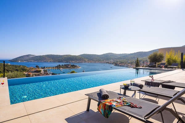 Foto van Breathtaking Villa Vis Five Bedroom Villa with the Pool - View
