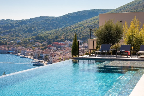 Foto van Breathtaking Villa Vis Five Bedroom Villa with the Pool - View