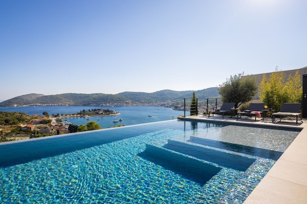 Foto van Breathtaking Villa Vis Five Bedroom Villa with the Pool - View
