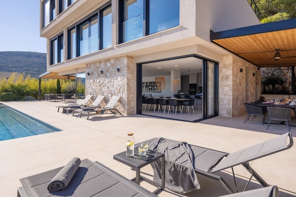 Foto van Breathtaking Villa Vis Five Bedroom Villa with the Pool - View